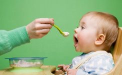 Bebeklerde Ek gıdaya nasıl başlanmalı